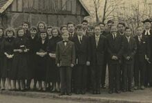 23. März 1958: Die zweite Konfirmation in der Godshorner Kirchengemeinde. Rechts im Bild: der damalige Pastor Maximilian Schaeffer