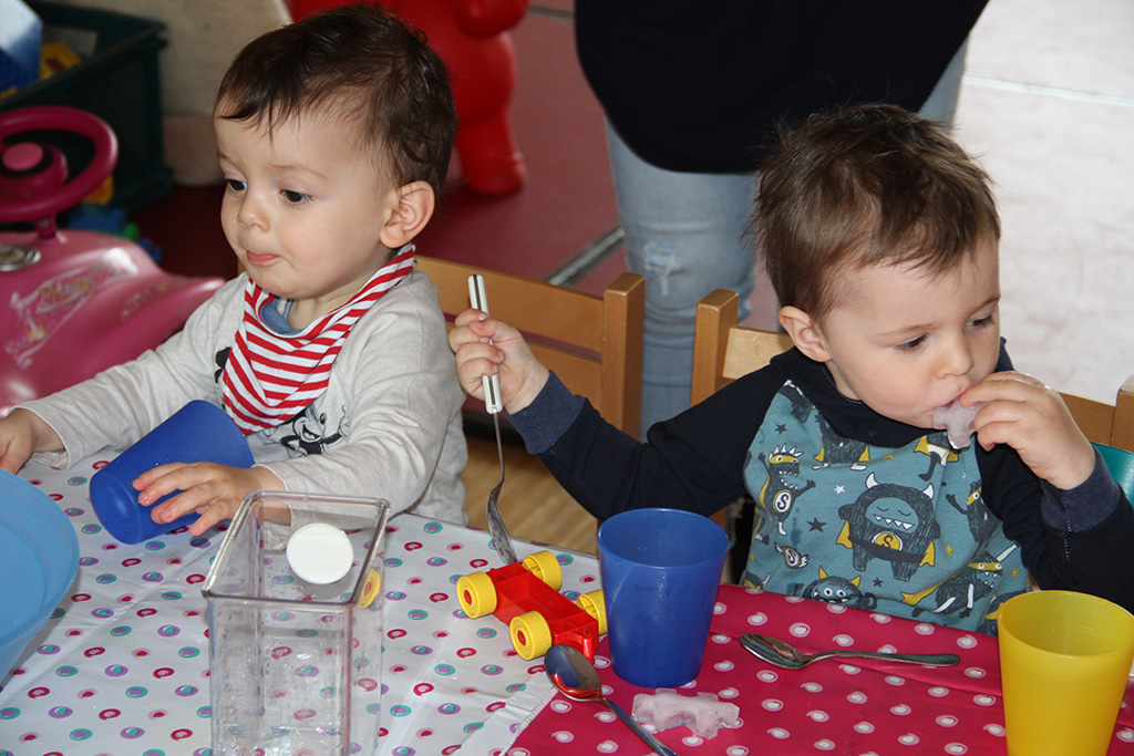 Wir experimentieren mit Eis